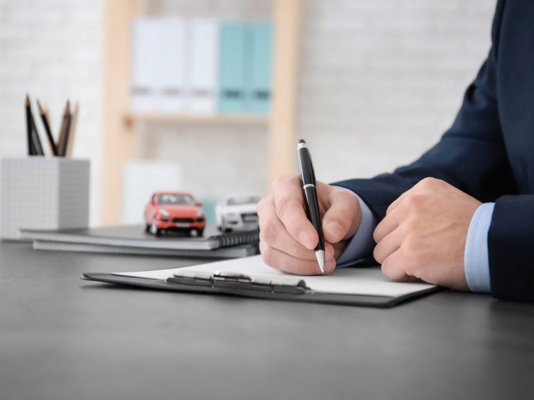 Kunde von Kfz-Service Wiengarten TOP Markenspezialist für Renault, Dacia unterzeichnet eine Neuwagen-Vollmacht.